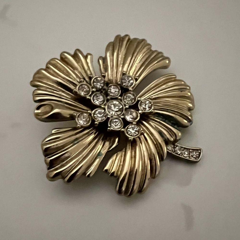 Vintage Gold Rhinestone Flower Brooch Pin - Picture 3 of 6